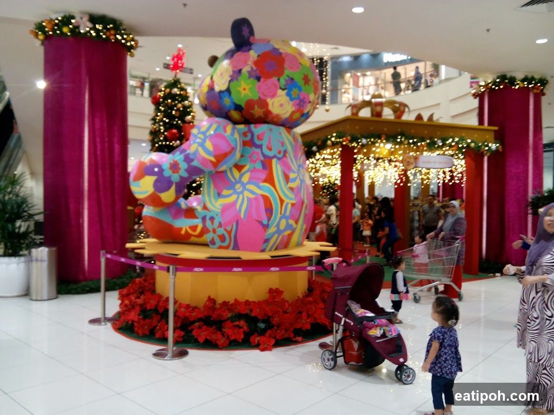 Shopping Mall Interior Holiday Decor