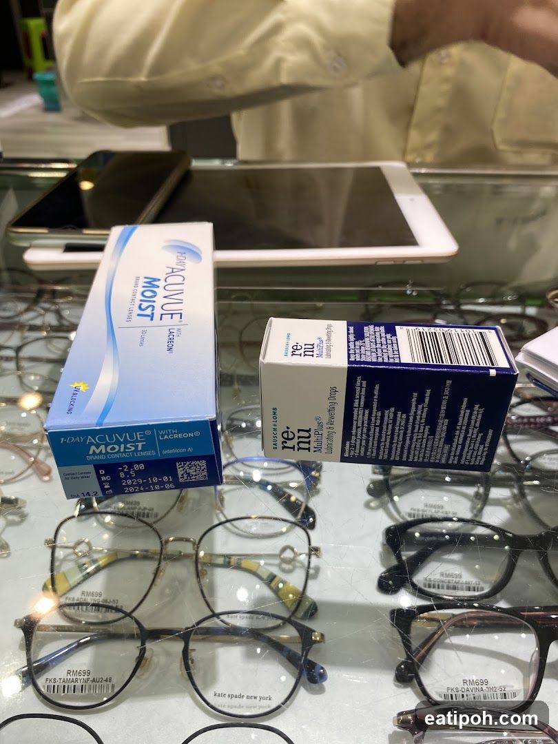 Eyewear and Contact Lens Display