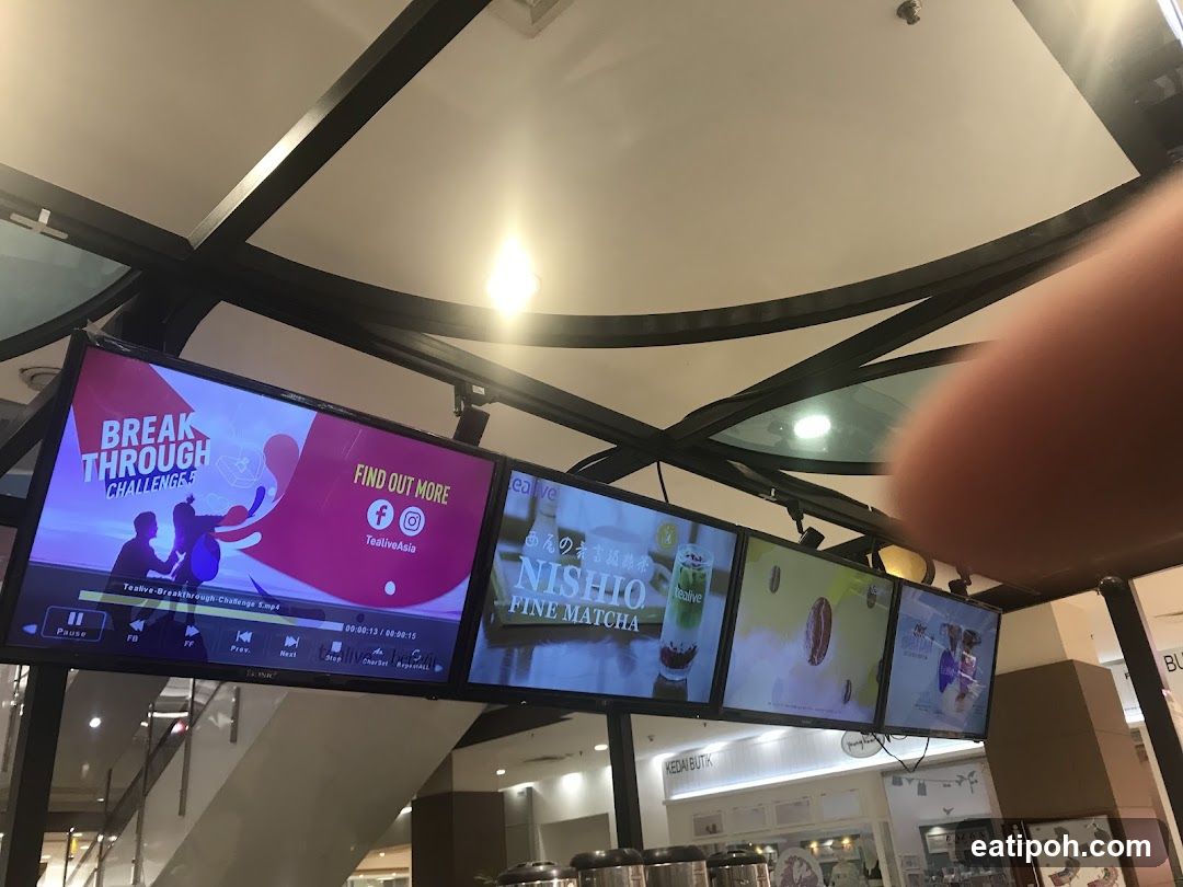 Digital Screens in Indoor Space