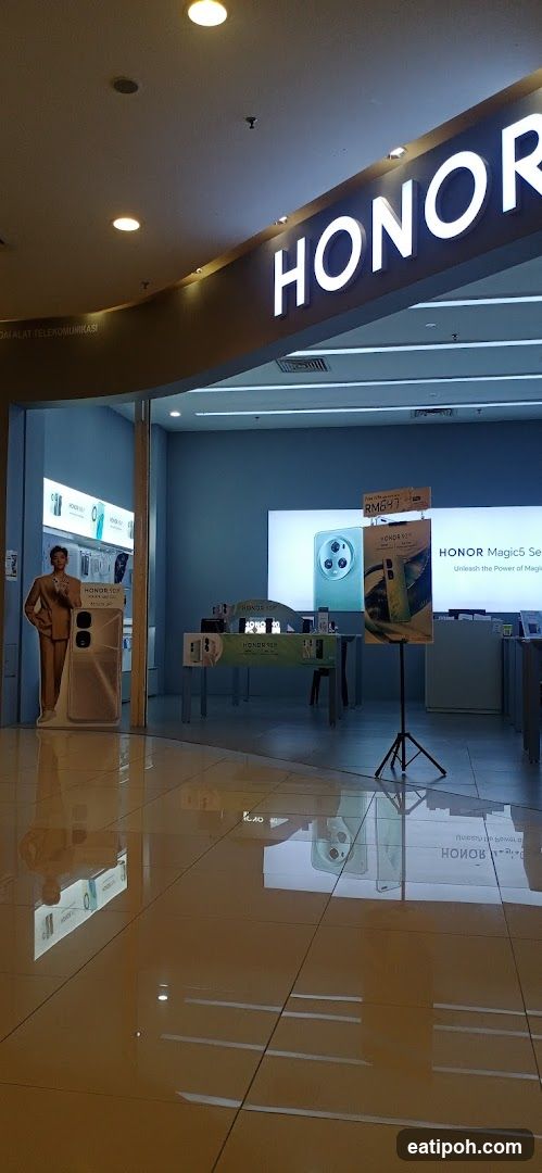HONOR Store Interior