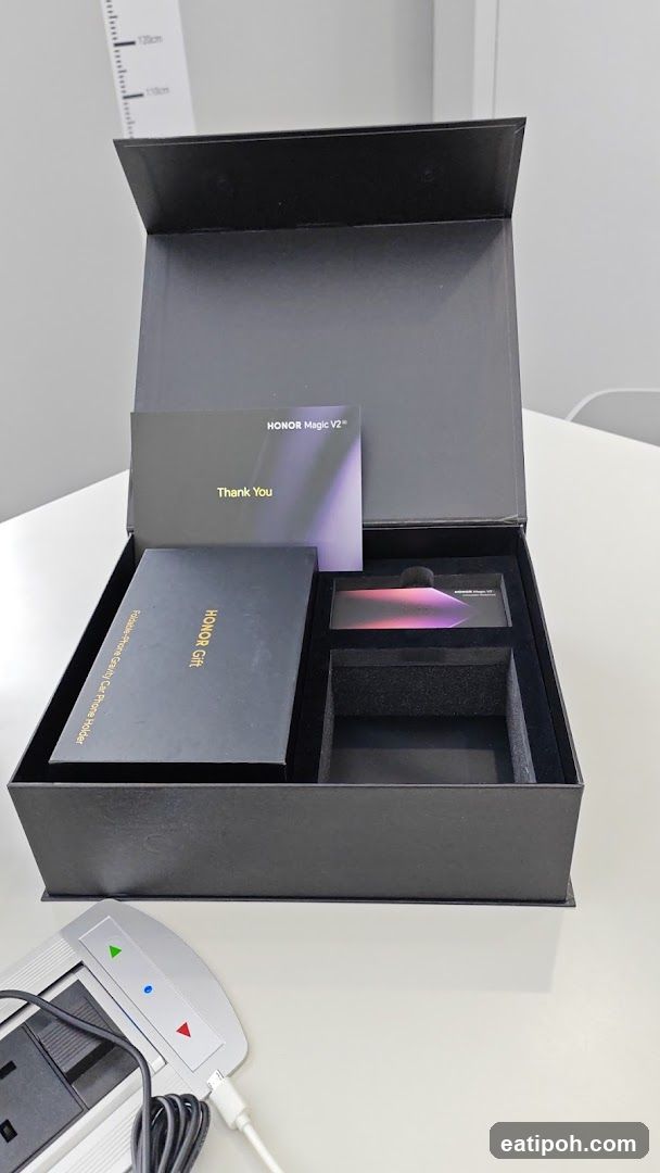 Honor Magic V2 Unboxing