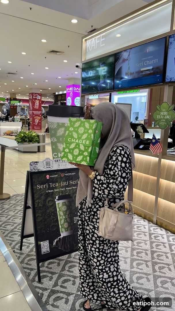Customer at Chagee Shopfront