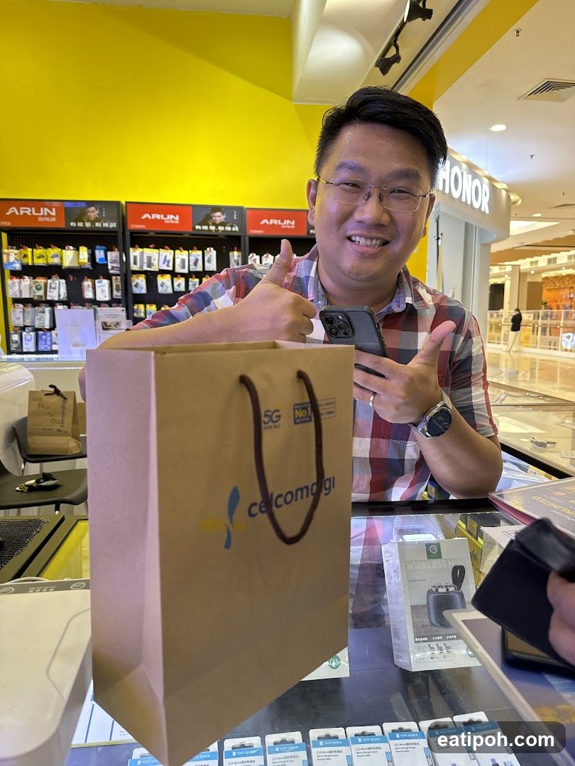 Customer at Celcom Axiata store