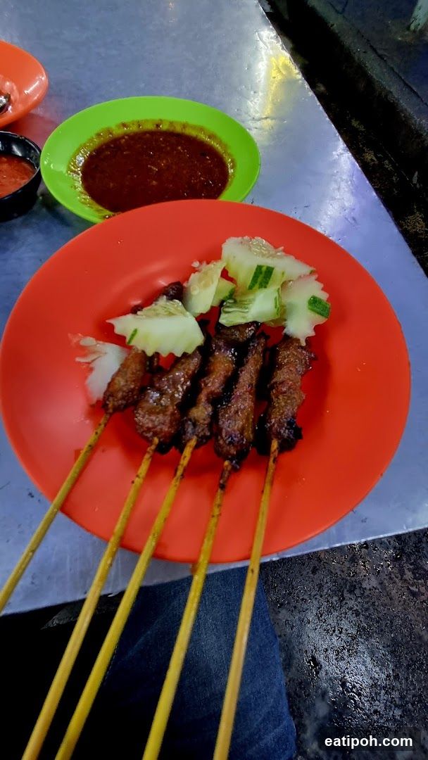 Grilled skewers with sauce