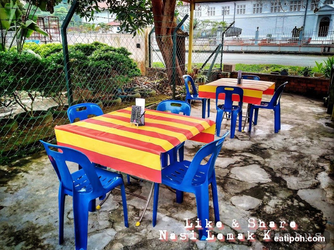 Outdoor seating area of Nasi Lemak Kambus