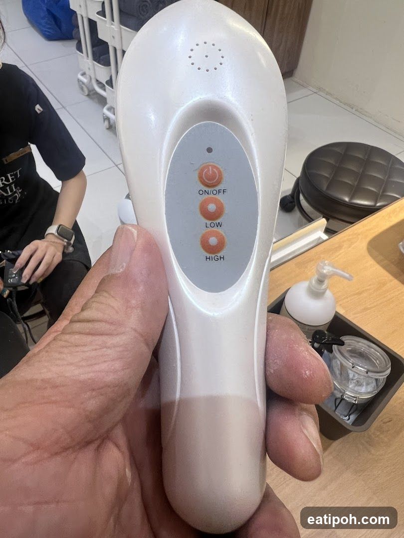 Hand holding device in salon