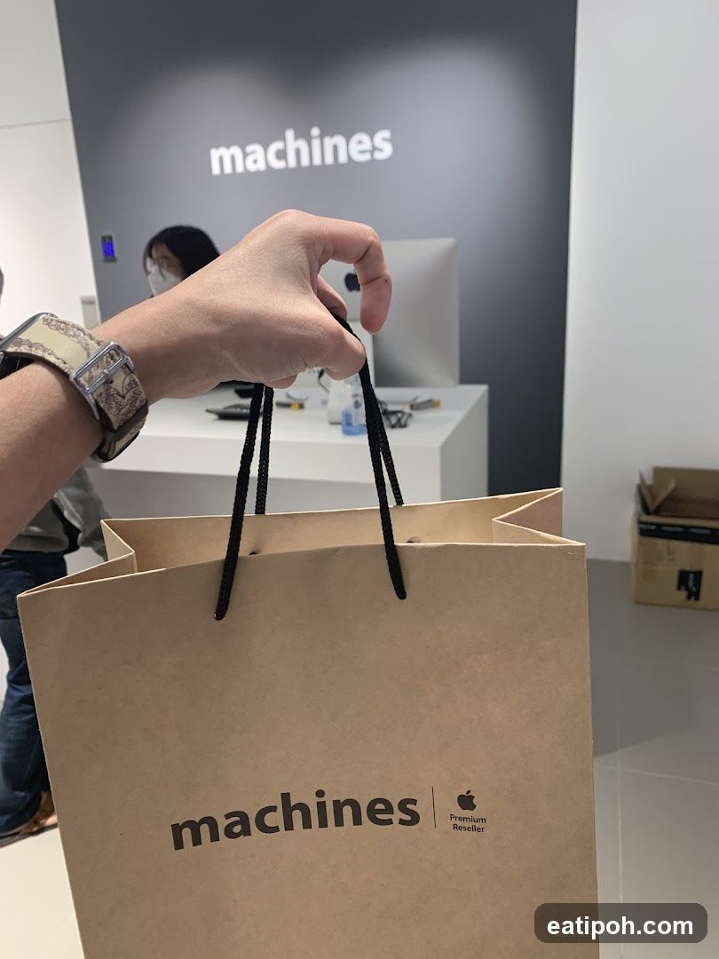 Bag with "machines" logo