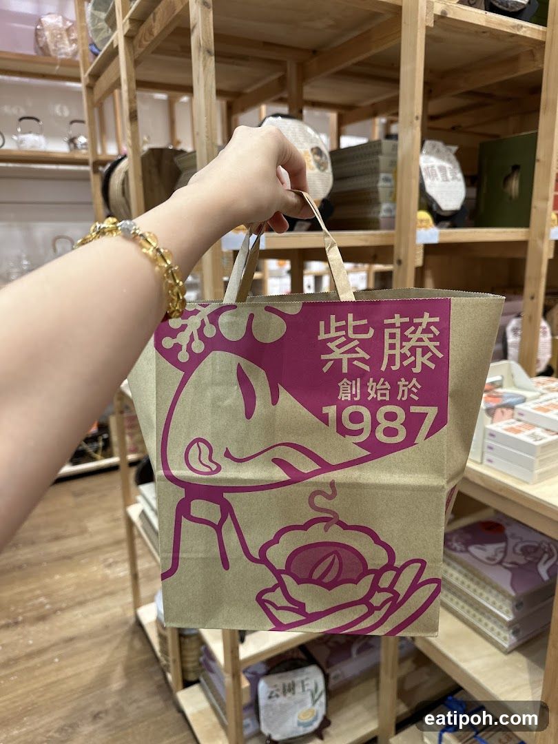 Shopping Bag with Chinese Characters and Illustration