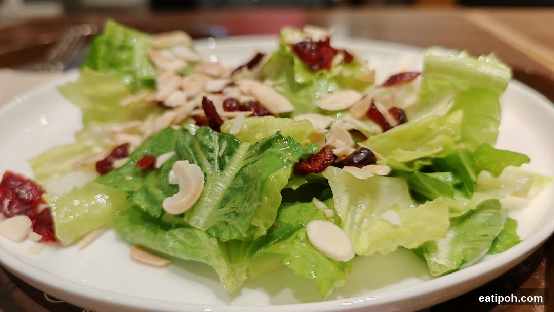 Salad with Nuts and Berries