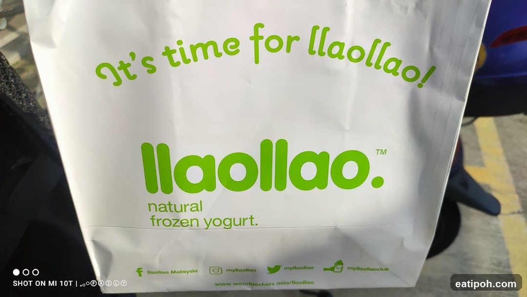 Llaollao branded bag