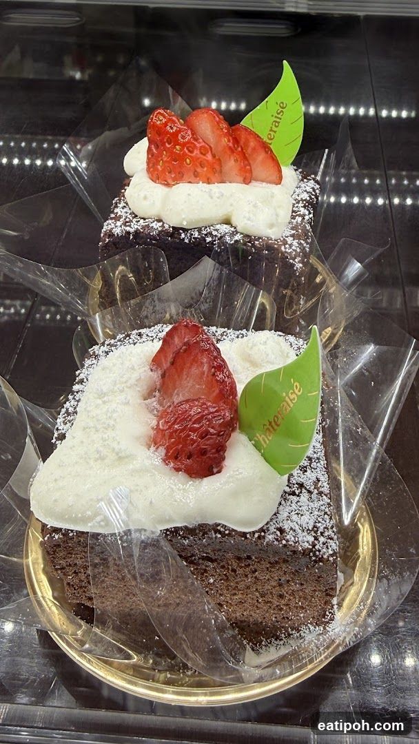 Chocolate Cakes with Strawberries