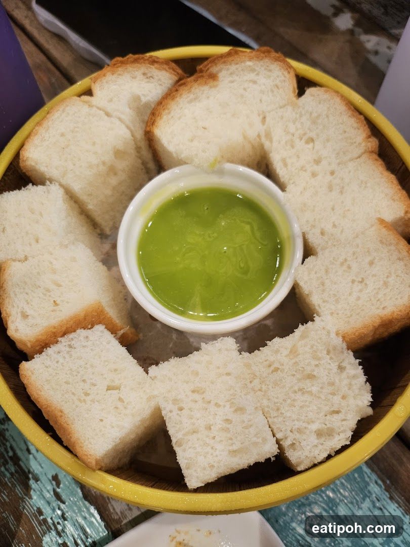 Steamed Bread with Pandan Custard