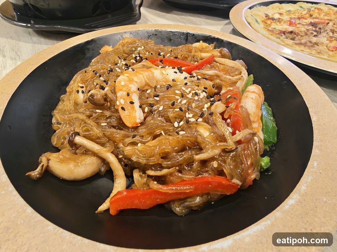 Stir-fried noodles with shrimp and vegetables