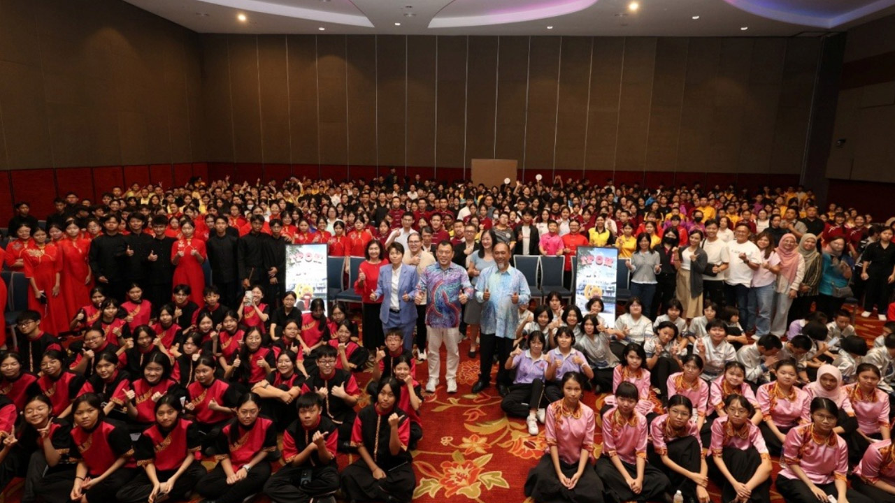 Harmony Music Cup launch ceremony at Pusat Konvensyen Ipoh with participants and officials