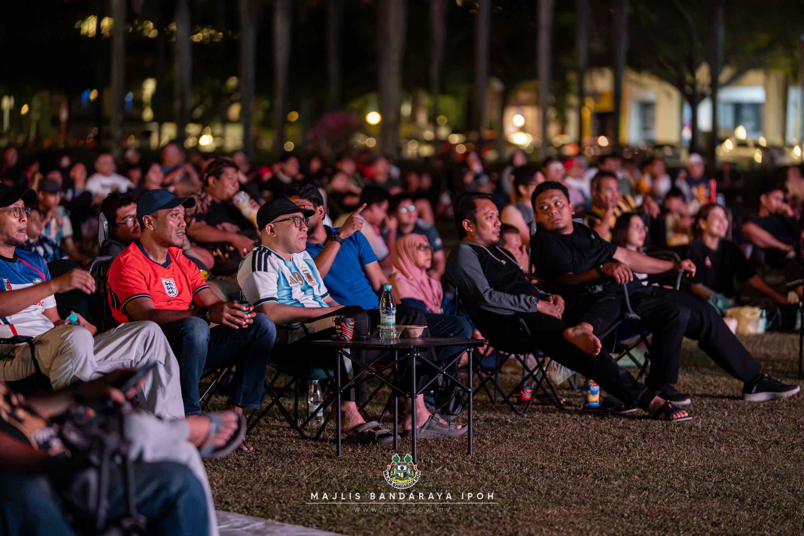 Crowd at Dataran Bandaraya Ipoh watching the World Cup semi-final on the MBI big screen