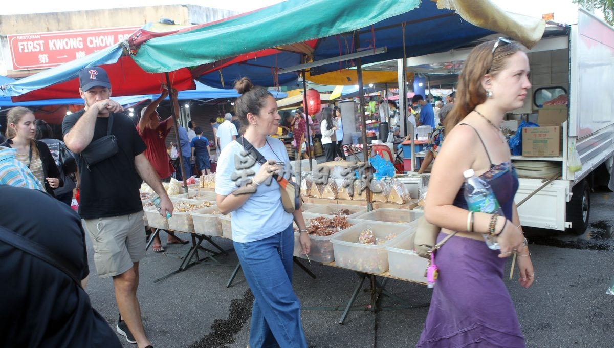 Wan Li Xiang bakkwa and shredded-pork bread stall at First Garden Friday pasar malam, Ipoh