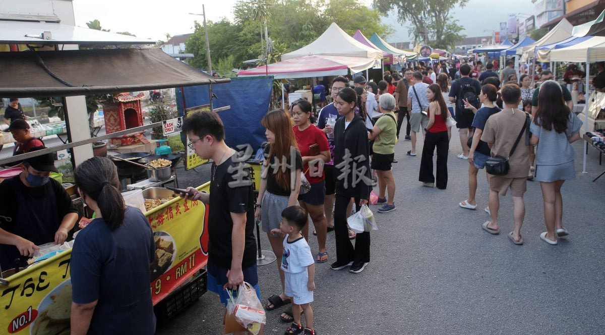 First Garden Friday pasar malam: 400 stalls, 4pm to 10pm, food is 70 percent
