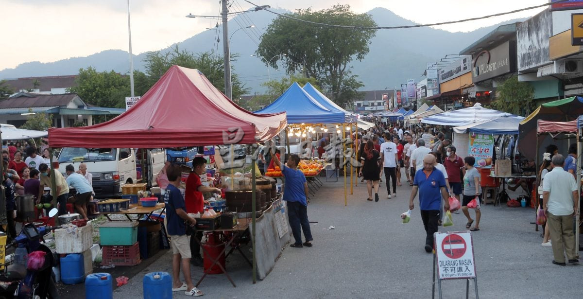 Night market tents and stall lights on Jalan Taman Ng Weng Hup, First Garden, Ipoh
