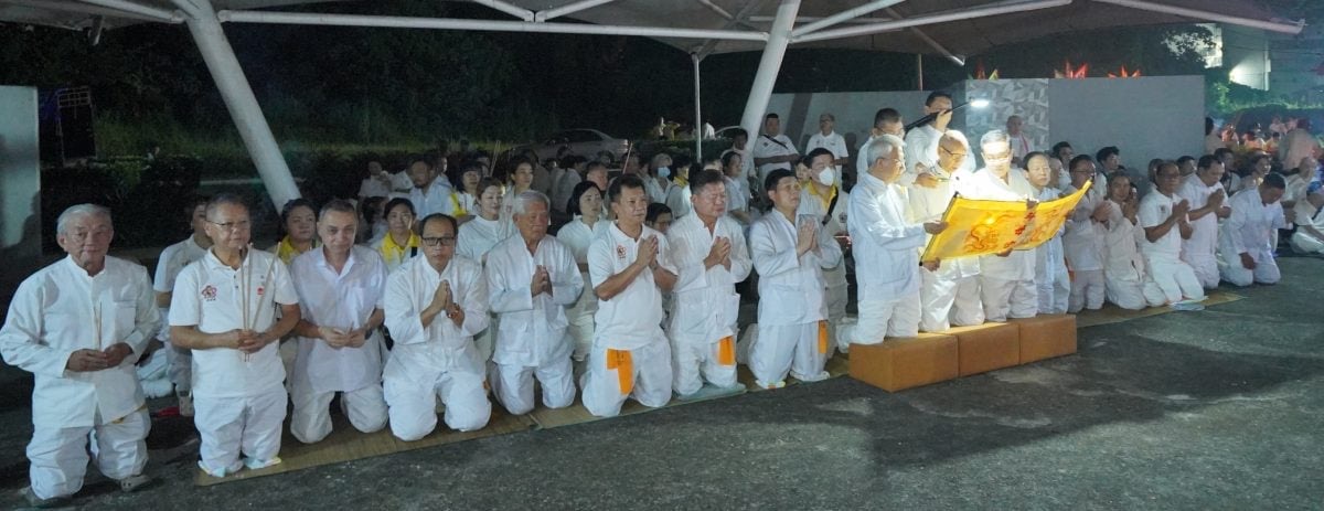 Devotees at the Kinta riverbank beside Paloh Shui Yue Gong for Dou Mu Gong Nine Emperor Gods rites, Ipoh