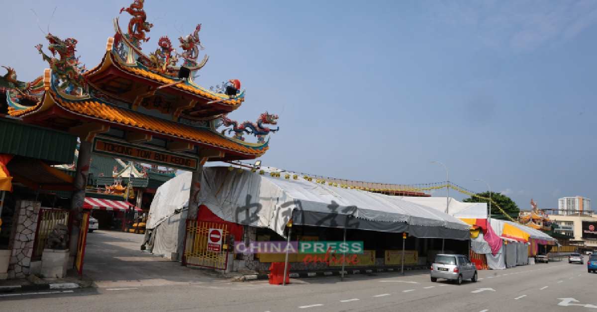 Ang ku kueh stall tents going up outside Ipoh Dou Mu Gong for Nine Emperor Gods 2026